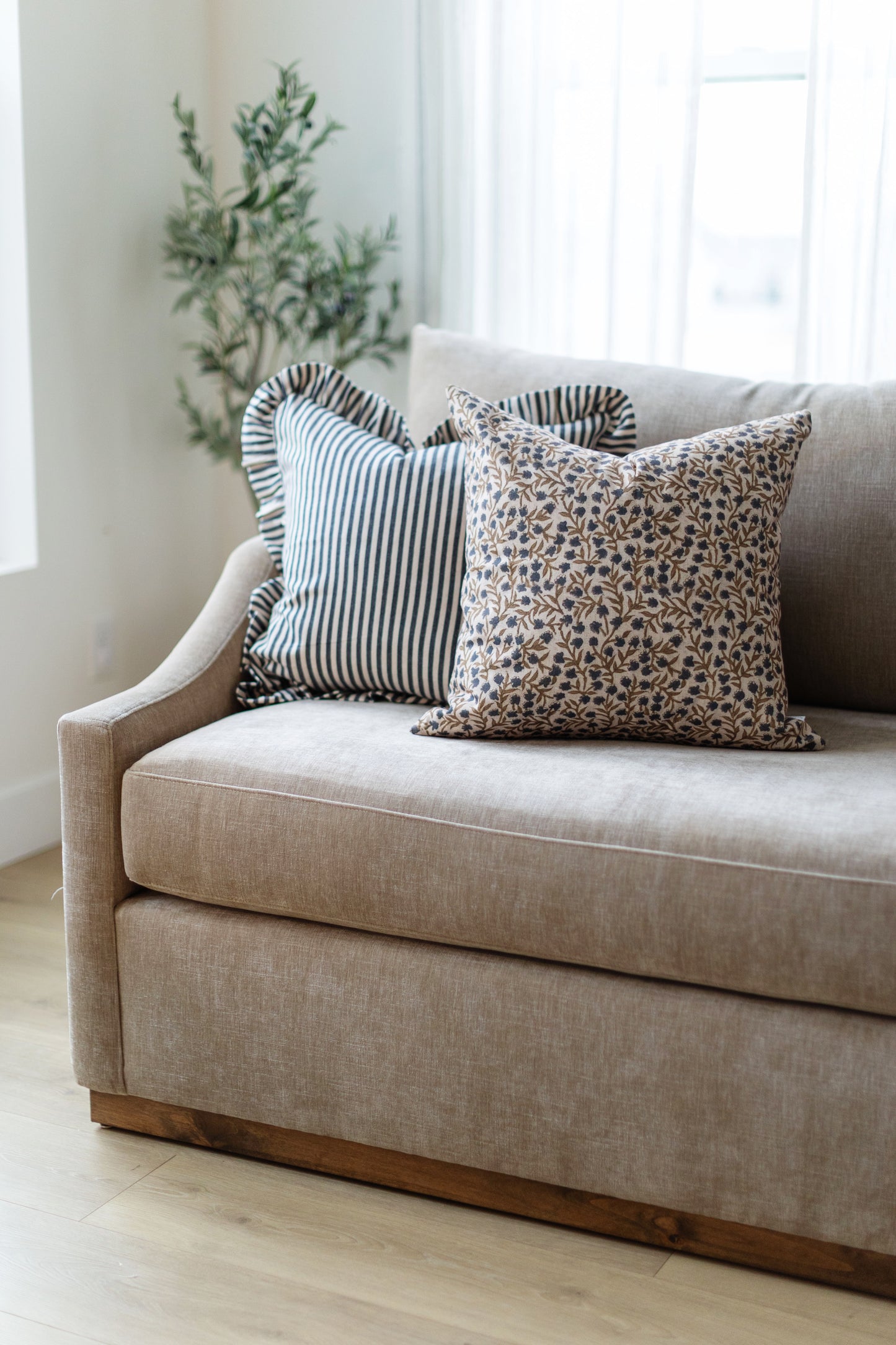 Banbury - Indigo 20x20 | Final Sale