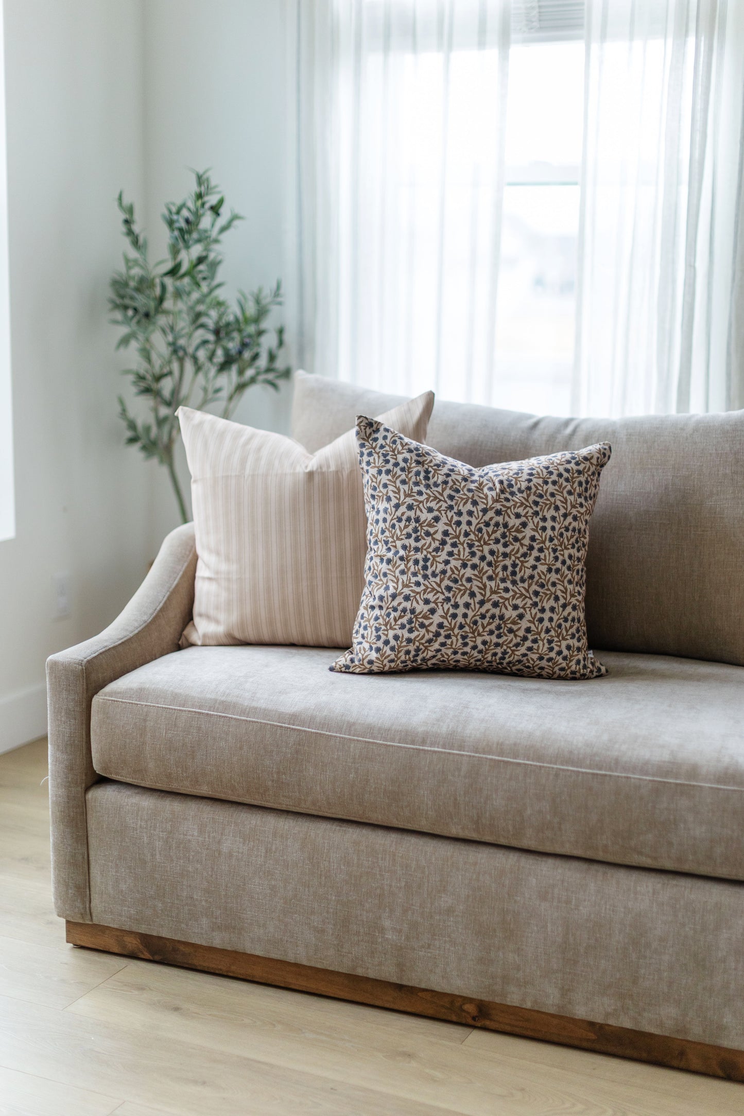 Banbury - Indigo 20x20 | Final Sale