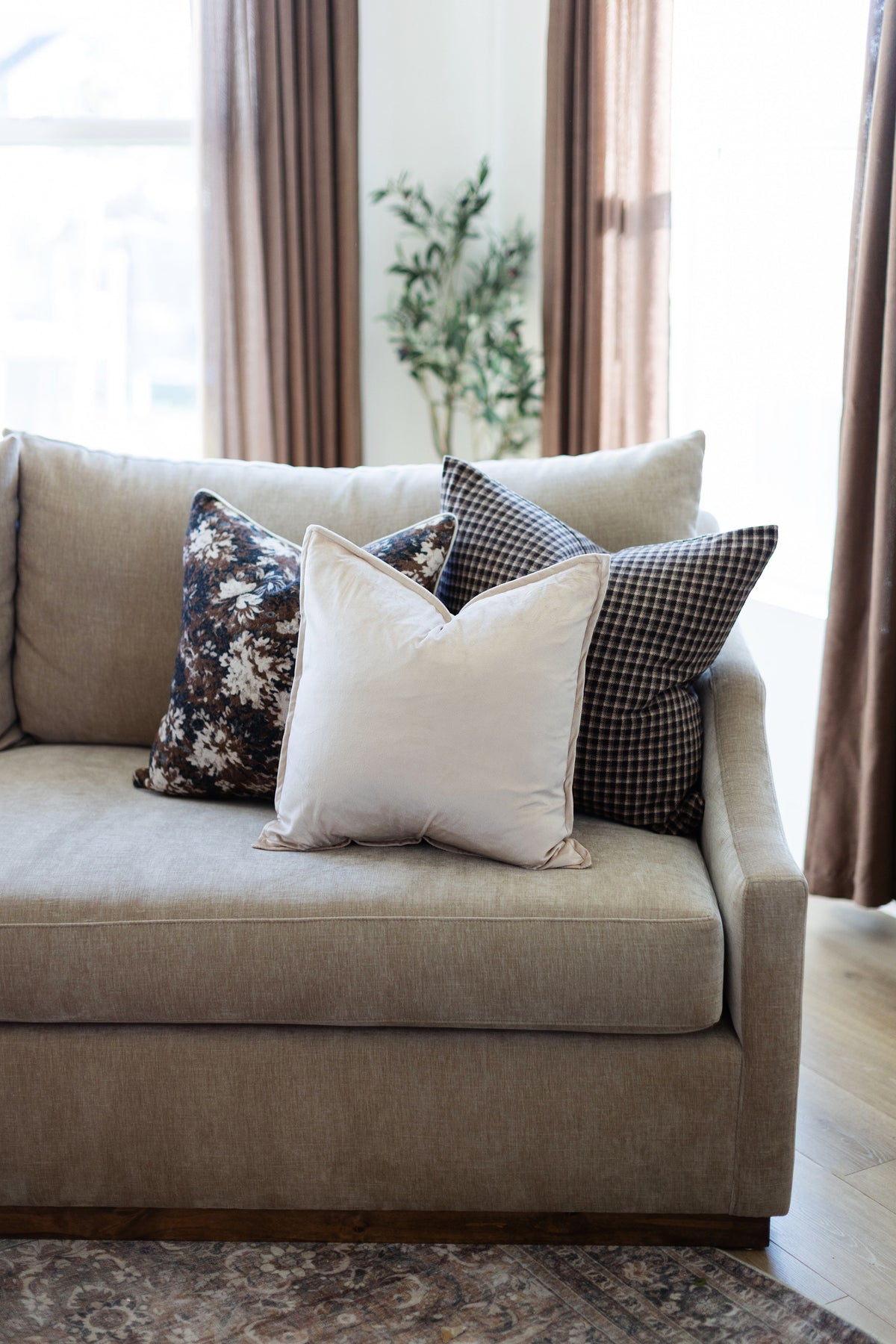 Ascot - Brown - 18x18, 22x22