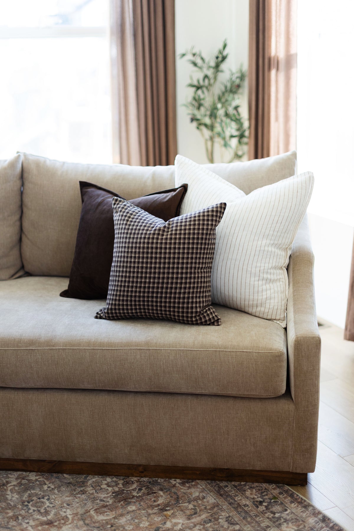 Ascot - Brown - 18x18, 22x22