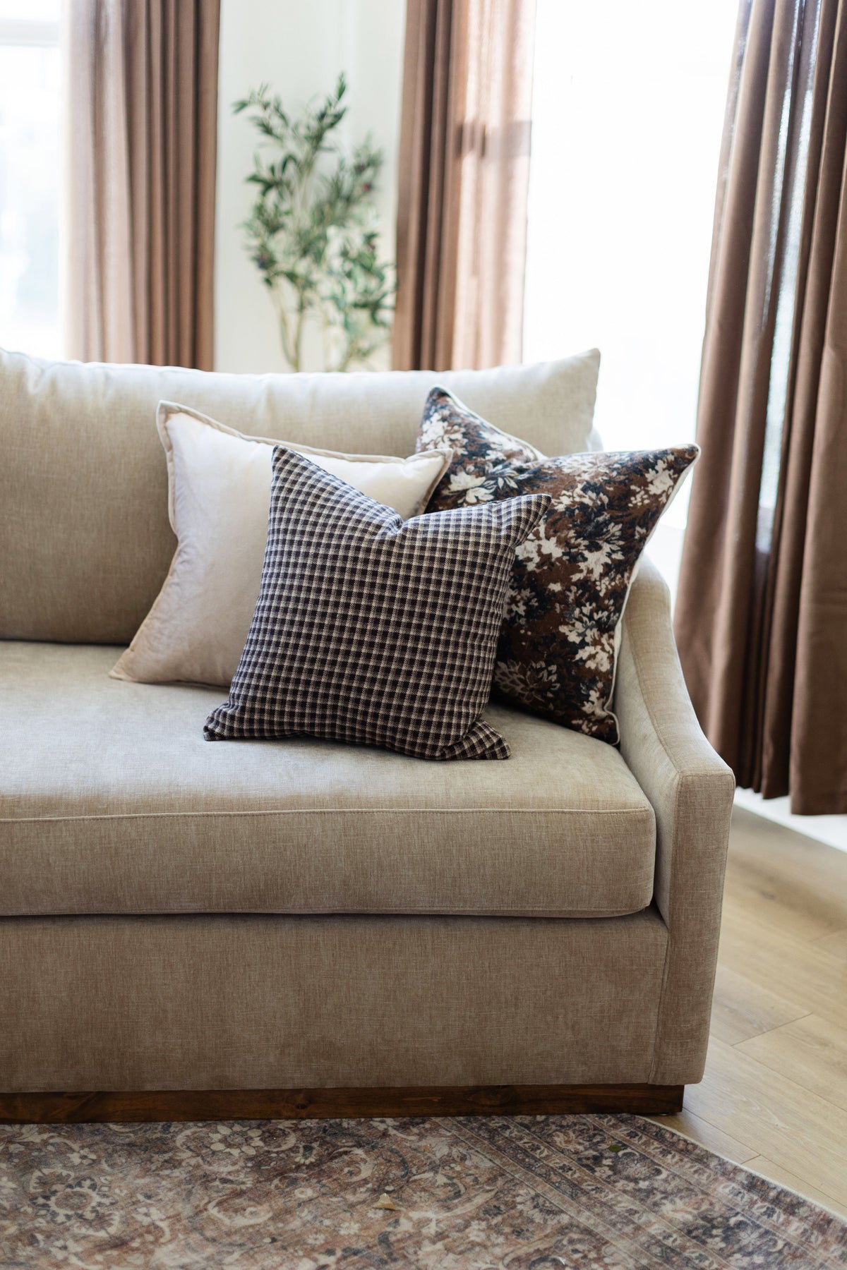 Ascot - Brown - 18x18, 22x22